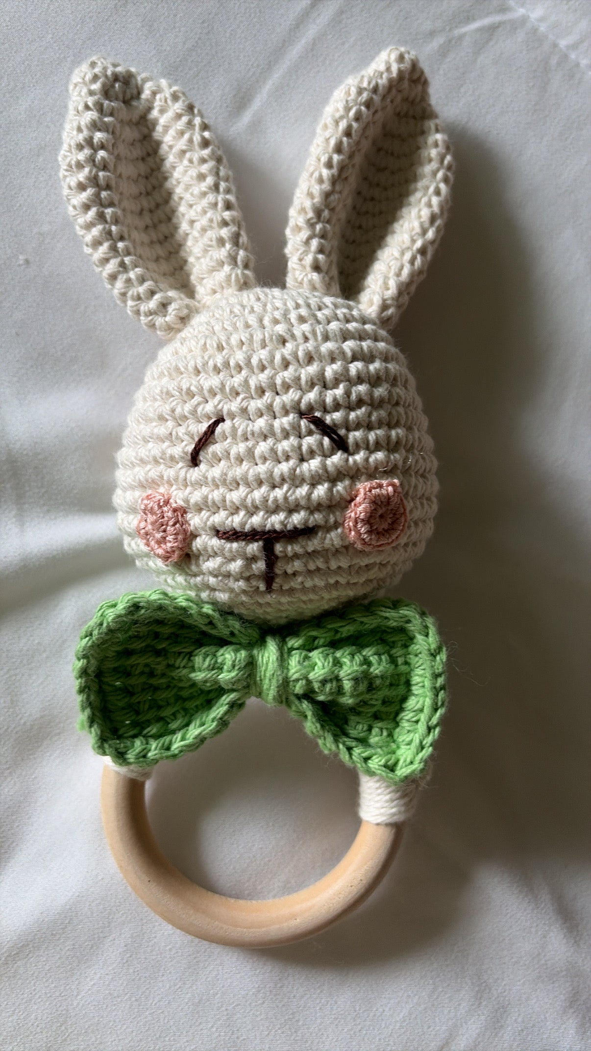 🐰 Sonaja y mordedera de conejito tejida a mano 100% algodon y bambu natural